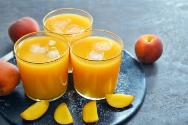 Masada bir bardak taze şeftali suyu.