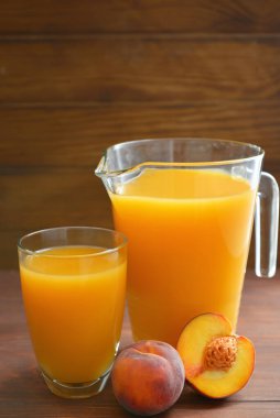 Masada taze şeftali suyu ile kompozisyon