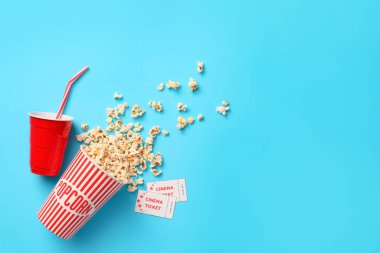 Patlamış mısır, kola ve renkli sinema biletleri