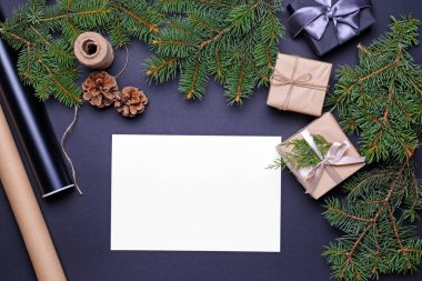 Karanlık arka planda boş kartı olan güzel Noel hediyeleri.