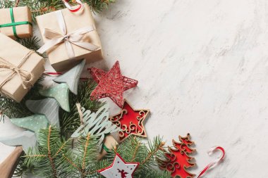 Işık arka planında güzel bir Noel kompozisyonu