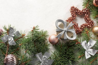 Işık arka planında güzel bir Noel kompozisyonu