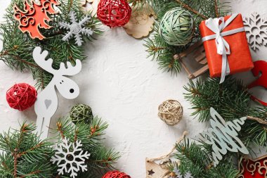 Işık arka planında güzel bir Noel kompozisyonu