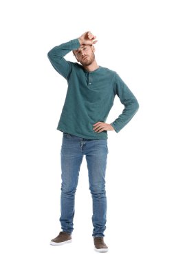 Beyaz arka planda yorgun bir adam. Diyabet belirtileri