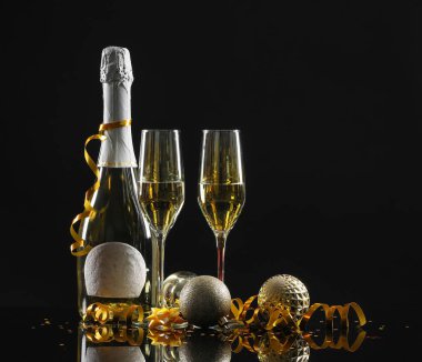 Yeni yıl kompozisyonu koyu arkaplanda şampanya