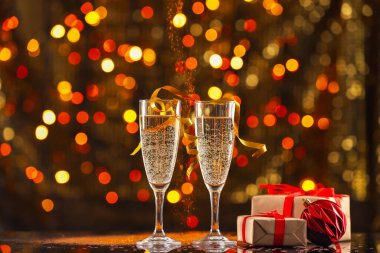 Bulanık ışıklara karşı şampanya ile yeni yıl kompozisyonu