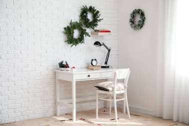 Noel için dekore edilmiş modern odanın içi