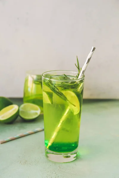 Glas Frischer Mojito Cocktail Auf Dem Tisch — Stockfoto