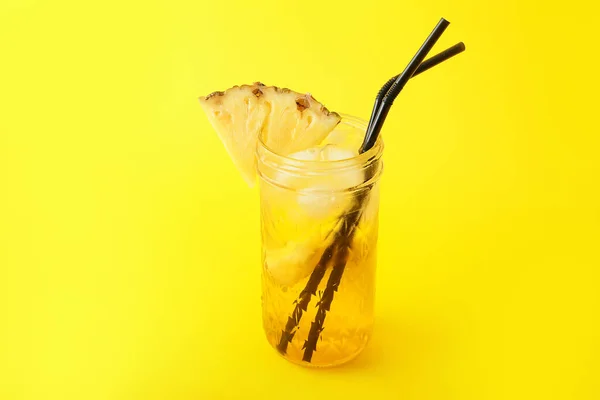 Glas Verse Ananas Mojito Cocktail Kleur Achtergrond — Stockfoto