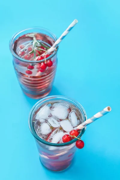 Glasögon Färska Mojito Cocktail Med Röda Vinbär Färg Bakgrund — Stockfoto