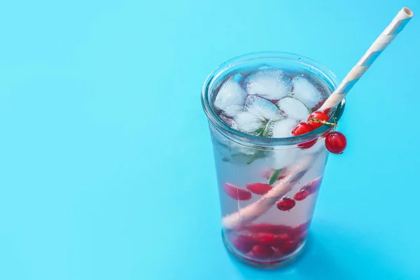Glas Färska Mojito Cocktail Med Röda Vinbär Färg Bakgrund — Stockfoto