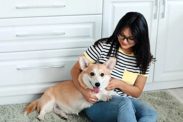 Woman Cute Corgi Dog Kitchen Home — Stock Photo, Image