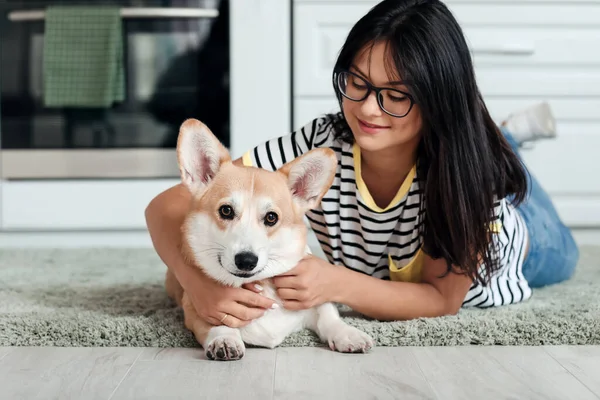 Woman Cute Corgi Dog Kitchen Home — Stock Photo, Image