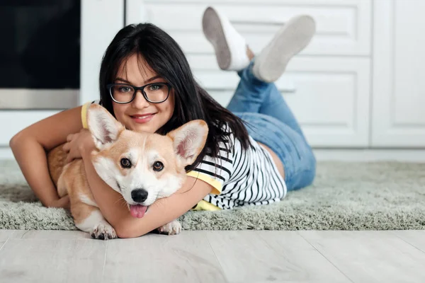 Woman Cute Corgi Dog Kitchen Home — Stock Photo, Image