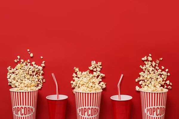 Chutné Popcorn Cola Barevném Pozadí — Stock fotografie