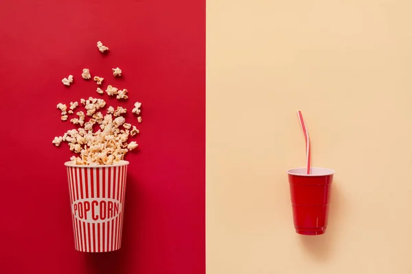 Leckeres Popcorn Und Cola Auf Farbigem Hintergrund — Stockfoto