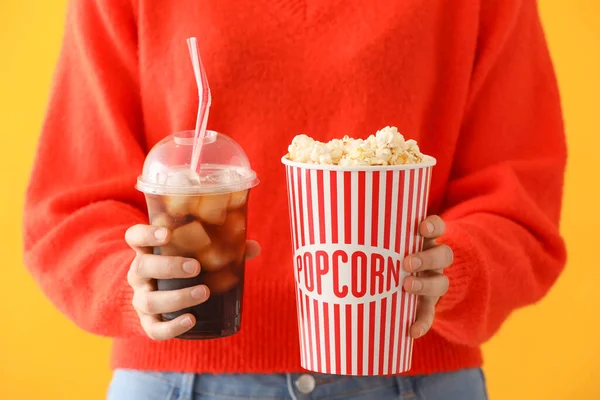 Frau Mit Leckerem Popcorn Und Cola Auf Farbigem Hintergrund — Stockfoto