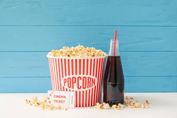 Komposition Mit Popcorn Cola Und Kinokarten Auf Dem Tisch — Stockfoto