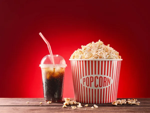 Leckeres Popcorn Und Cola Auf Dem Tisch Vor Farbigem Hintergrund — Stockfoto