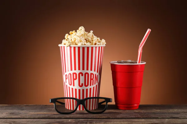 Composition Popcorn Cola Glasses Table Color Background — Stock Photo, Image