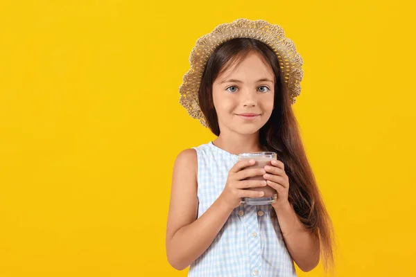 Bambina Con Gustoso Latte Cioccolato Sfondo Colore — Foto Stock