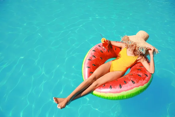 Beautiful Young Woman Relaxing Swimming Ring Pool — Stock Photo, Image