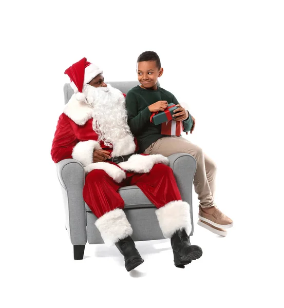 Афро Американский Санта Клаус Милым Маленьким Мальчиком Белом Фоне — стоковое фото