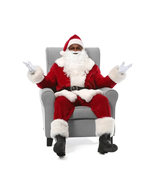 Santa Claus Afroamericano Sentado Sillón Sobre Fondo Blanco —  Fotos de Stock