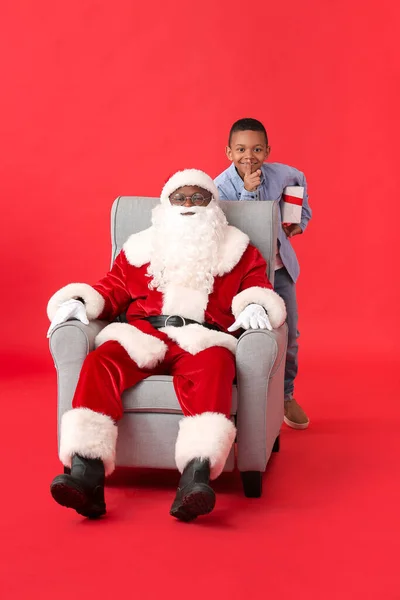 Africano Americano Santa Claus Con Lindo Niño Color Fondo —  Fotos de Stock