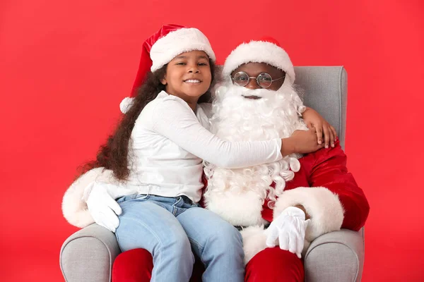 Afro Americano Papai Noel Com Linda Menina Fundo Cor — Fotografia de Stock