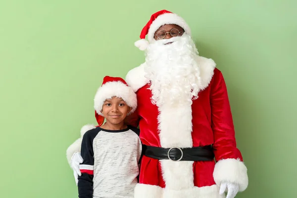 Afro Americano Papai Noel Com Bonito Menino Fundo Cor — Fotografia de Stock