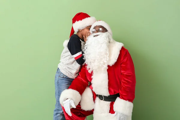 Niño Afroamericano Diciéndole Santa Claus Deseo Sobre Fondo Color —  Fotos de Stock