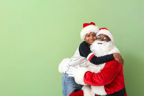 Africano Americano Santa Claus Con Lindo Niño Color Fondo —  Fotos de Stock