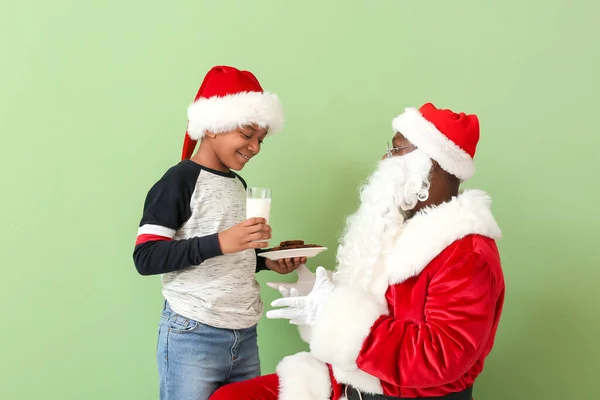Africano Americano Santa Claus Lindo Niño Con Tratar Fondo Color —  Fotos de Stock