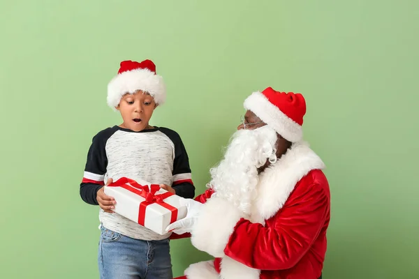 Africko Americký Santa Claus Dávat Dárek Roztomilému Chlapečkovi Barevném Pozadí — Stock fotografie
