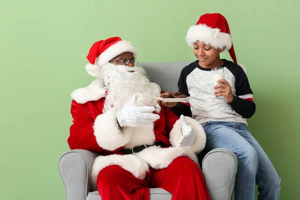 African American Santa Claus Cute Little Boy Traktować Tle Koloru — Zdjęcie stockowe
