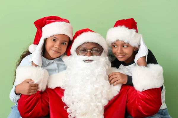 Babbo Natale Afroamericano Con Simpatici Bambini Sullo Sfondo Colori — Foto Stock