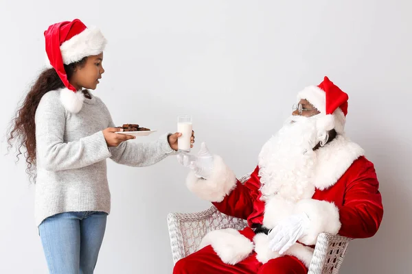 Menina Afro Americana Bonito Com Deleite Papai Noel Fundo Claro — Fotografia de Stock