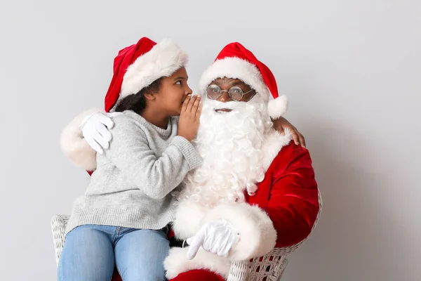 Menina Afro Americana Dizendo Papai Noel Seu Desejo Fundo Luz — Fotografia de Stock