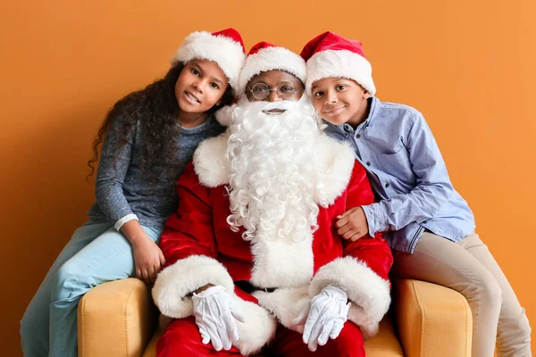 Афро Американский Санта Клаус Милыми Детьми Цветном Фоне — стоковое фото