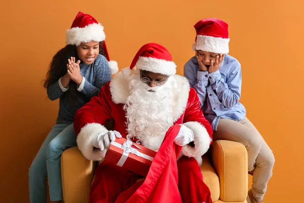 Africano Americano Santa Claus Tomando Regalos Para Los Niños Lindos —  Fotos de Stock