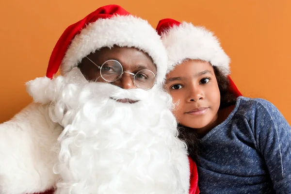 Afro Americano Papai Noel Com Linda Menina Fundo Cor — Fotografia de Stock