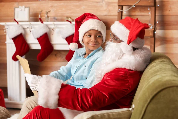 Afro Americano Papai Noel Com Bonito Menino Leitura Carta Casa — Fotografia de Stock