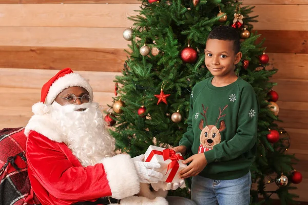 Афро Американский Санта Клаус Дарит Подарок Милому Маленькому Мальчику Дома — стоковое фото