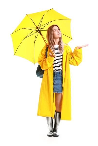 Schöne Junge Frau Regenmantel Und Mit Regenschirm Auf Weißem Hintergrund — Stockfoto