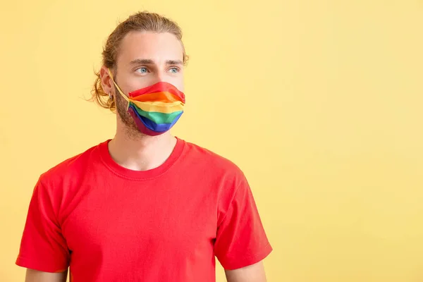 Junger Mann Regenbogenmaske Auf Farbigem Hintergrund Homosexualität — Stockfoto