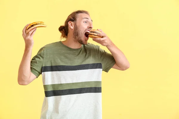 Man Med Problem Med Stark Hunger Färg Bakgrund Diabetessymtom — Stockfoto