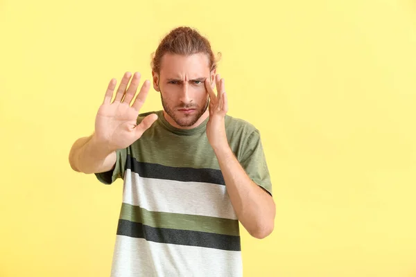 Homme Avec Problème Mauvaise Vue Sur Fond Couleur Symptômes Diabète — Photo