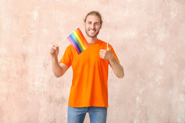 Joven Con Bandera Lgbt Mostrando Pulgar Hacia Arriba Fondo Color — Foto de Stock