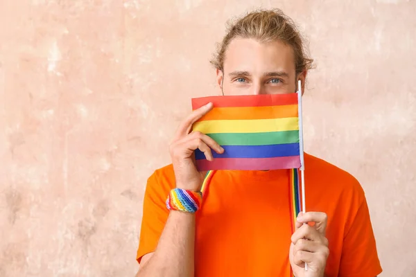 Joven Con Bandera Lgbt Sobre Fondo Color — Foto de Stock